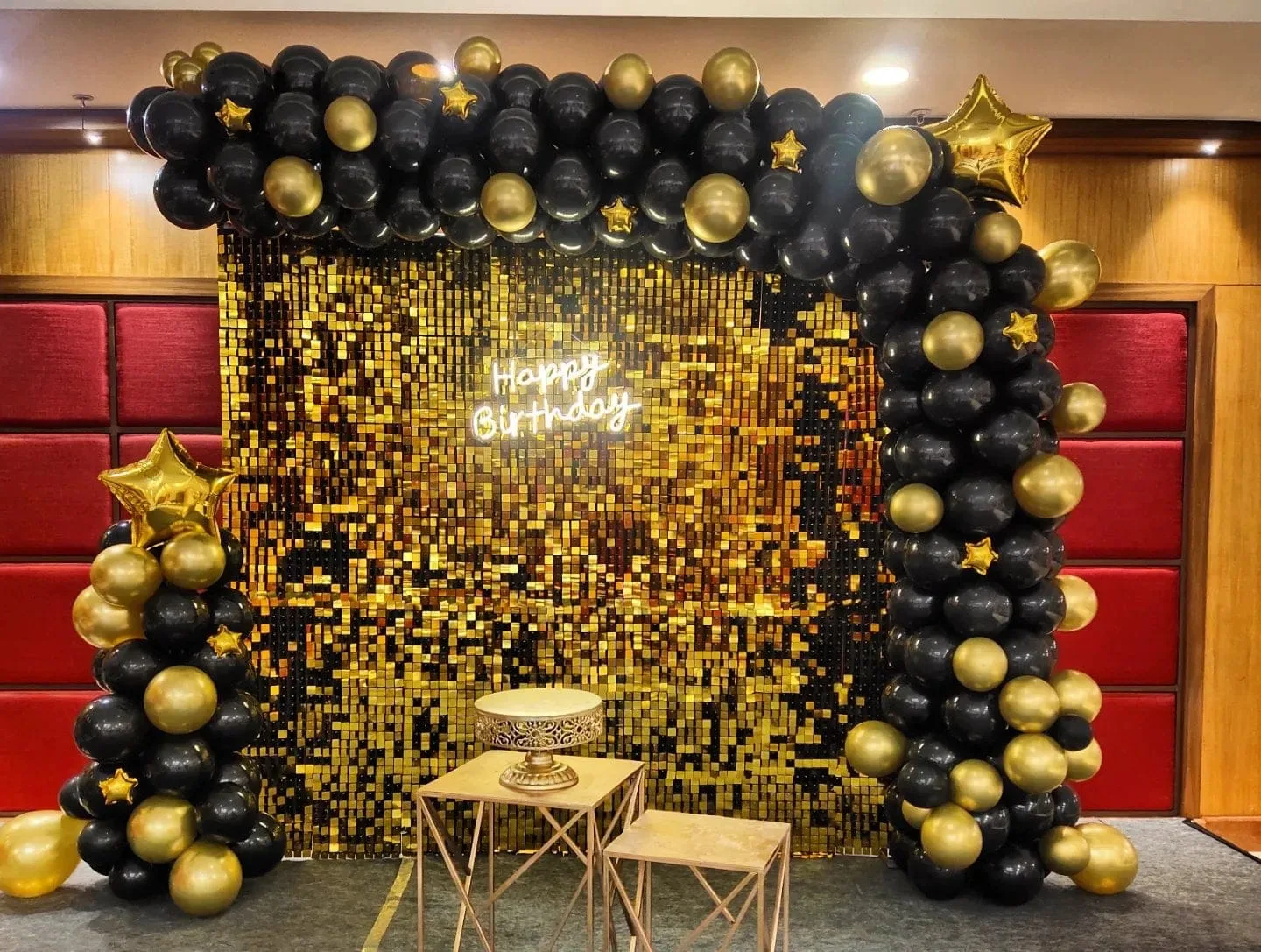 gold background panels theme